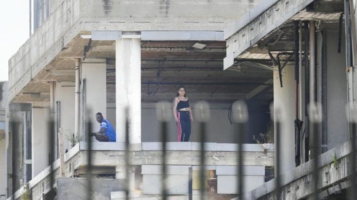 Stupro di Tor Sapienza, la vittima violentata e filmata con la pistola alla nuca