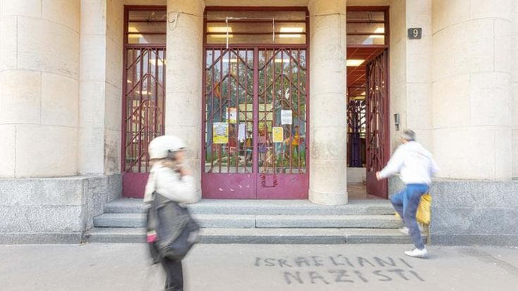 “Israeliani nazisti”: scritta antisemita davanti a una scuola elementare di Milano in via Pirelli