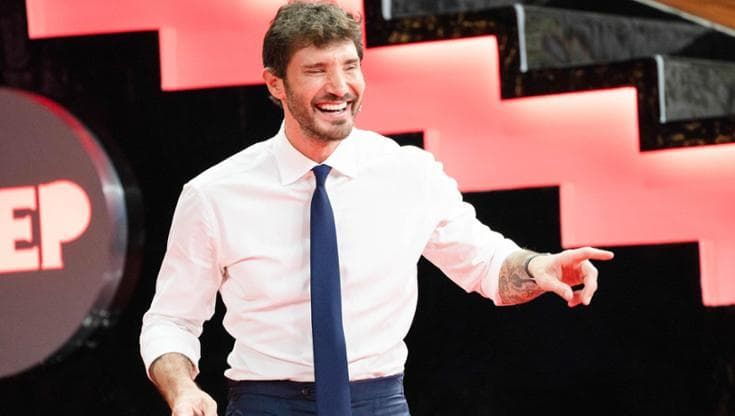 Stefano De Martino conduttore e direttore artistico 2027: l’annuncio di Conti nella serata finale
