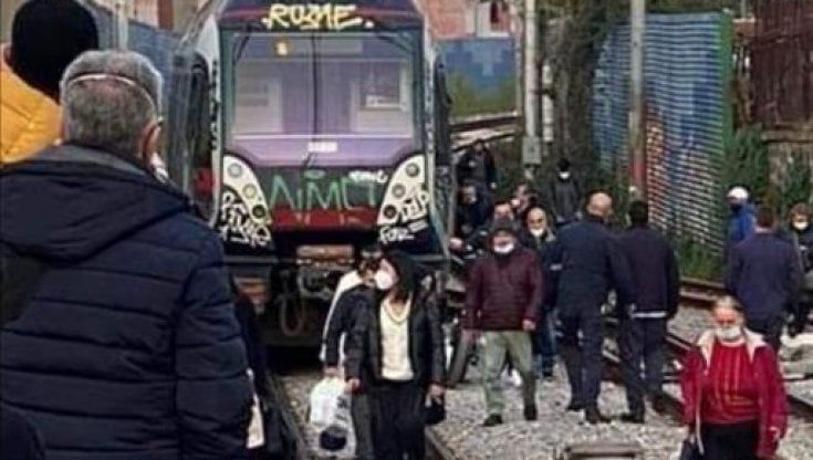 Circumvesuviana, il treno si ferma: passeggeri sui binari