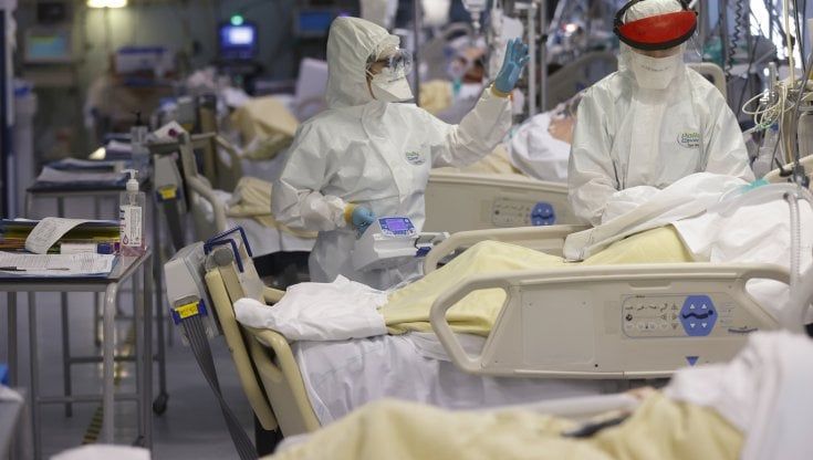 Coronavirus, nel Lazio vaccini record ma terapie intensive sature: ecco perché
