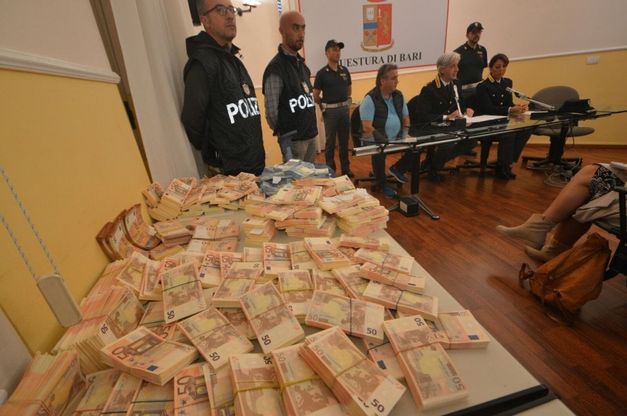 Bari, un milione di euro falsi nel trolley: preso un 30enne