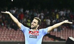 Higuain diventa un caso, ira De Laurentiis<br />"Curato male, faccio causa a Capri e Regione"