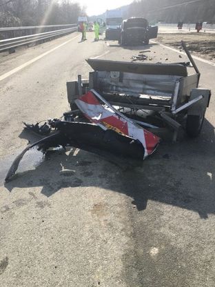 Distrugge la Tesla da 100 mila euro in autostrada