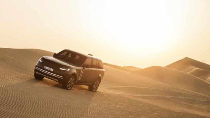 La nuova Range Rover Electric si prepara al debutto con una serie di test nel deserto degli Emirati