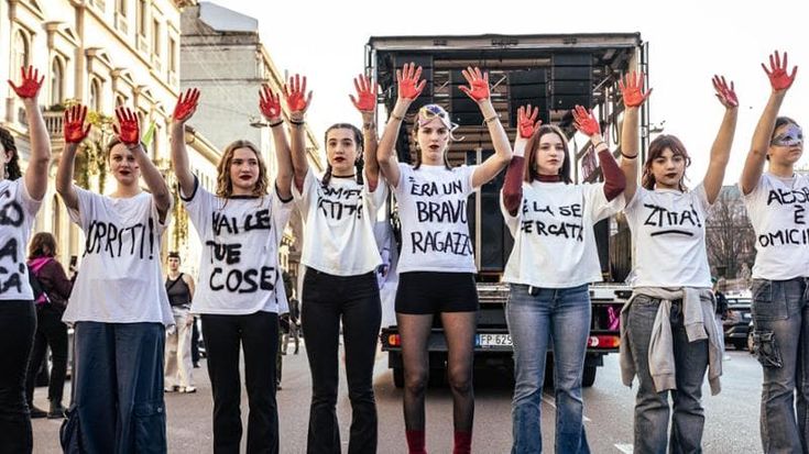In piazza a Milano le ragazze del cambiamento: “Noi, il grido altissimo di chi non ha più voce”
