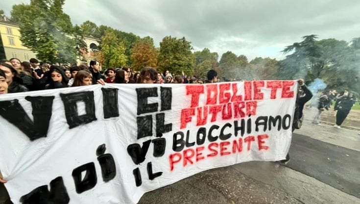 Occupazioni, polizia all’Isis Da Vinci. Porta Romana, la preside: “Danni". Gli studenti: "Picchiati"