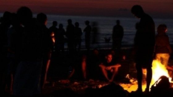 Salento, allarme alcol tra i giovani: 19 in ospedale dopo le feste in spiaggia, il più giovane ha 14 anni