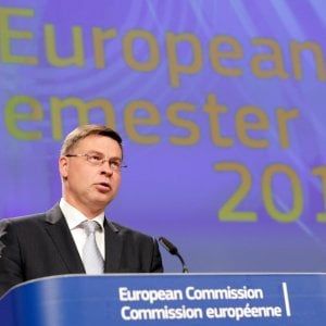 Dombrovskis avverte l'Italia: "Serve una correzione, procedura per decisioni di questo governo"
