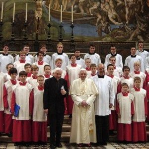Ratzinger torna in campo e risponde alle critiche sul suo addio al pontificato
