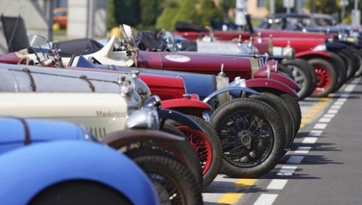 Donna cade dall'auto storica alla Historic Racing club di Montichiari e muore: "Andavamo a 20 all'ora"