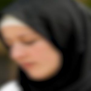 Pavia, picchia e umilia la figlia 12enne: "Non rispetta i precetti dell'Islam"