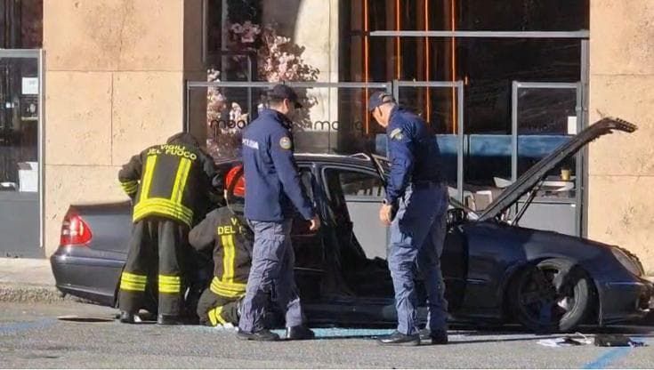 Allarme bomba in piazza della Vittoria, automobile sospetta fatta brillare dagli artificieri