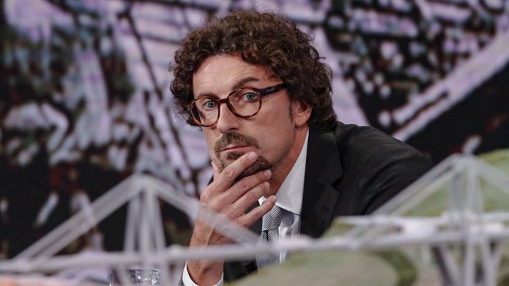 Il sorriso plastico di Toninelli