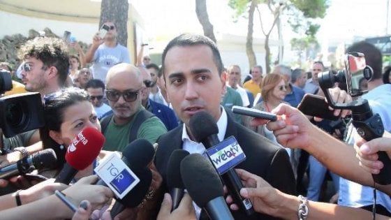 Di Maio promette: "Entro l'anno lo stop alle aperture domenicali"