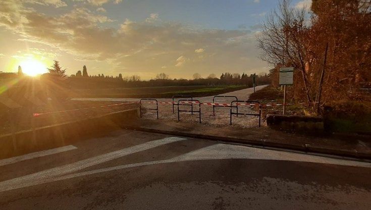 Zona rossa, la battaglia per contenere i contagi: Empoli vieta il panino e la bibita per strada 