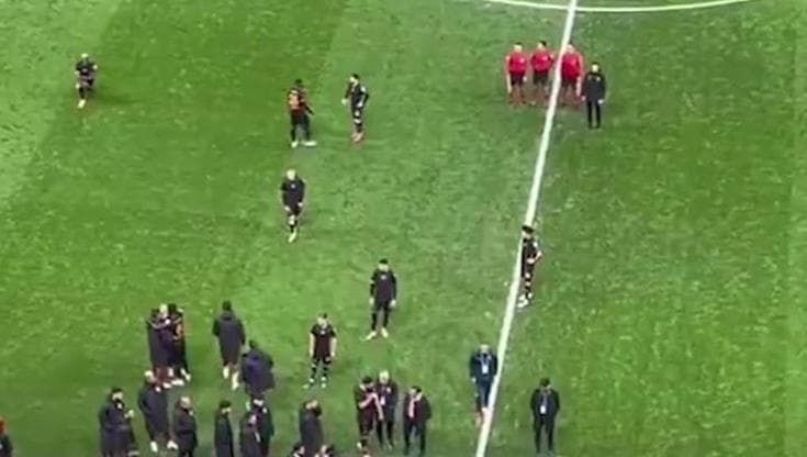 Clamoroso in Turchia: l'Adana lascia il campo perché l'arbitro ha concesso un rigore al Galatasaray