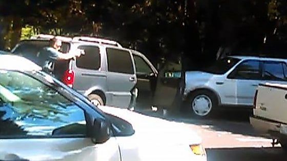 Usa, "Non sparate, è disarmato": in un video gli ultimi istanti di Scott. Clinton cancella visita
