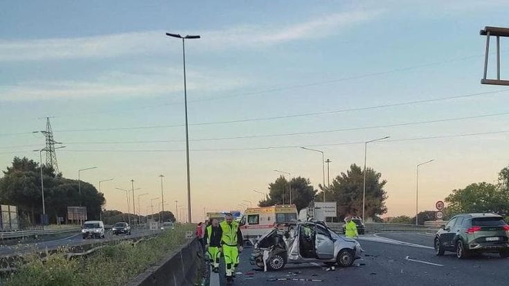 Tragedia sul Raccordo, scende per assistere un automobilista e viene travolto: muore uomo di 35 anni