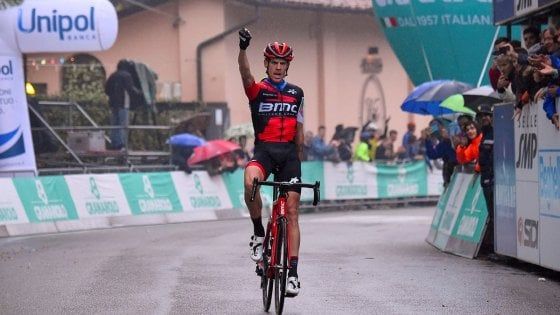Ciclismo, Giro dell'Emilia: De Marchi fa l'impresa nella pioggia