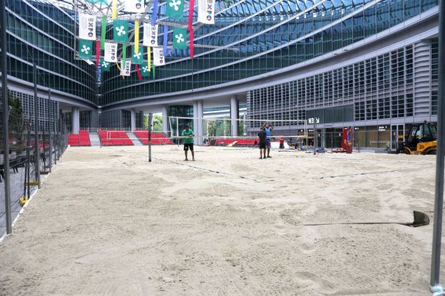 Sabbia e vetro, tra i grattacieli di Milano le grandi sfide del beach volley