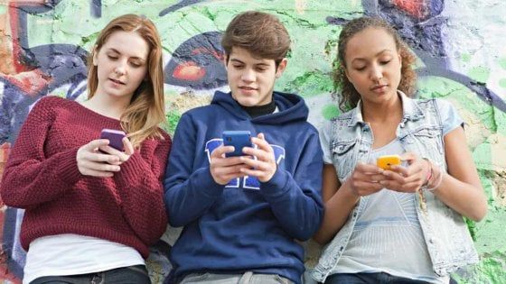 Facebook, crollo fra gli adolescenti: lo usa solo la metà