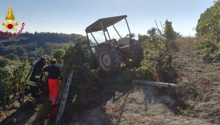 Un morto sul lavoro nel Cuneese: schiacciato a 56 anni dal trattore che si ribalta
