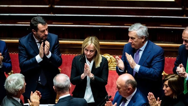 Meloni va allo scontro: "Ereditiamo la crisi". Schiaffo ai contestatori