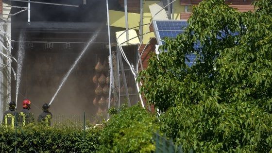 Langhirano: incendio distrugge il prosciuttificio Galloni