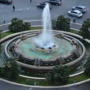 La gaffe: gli operai sbagliano fontana e ripuliscono quella in piazza Moro