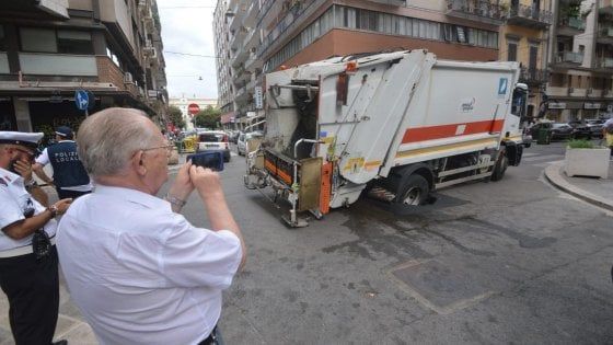 Bari, due voragini nell'asfalto in pieno centro, un mezzo Amiu resta bloccato