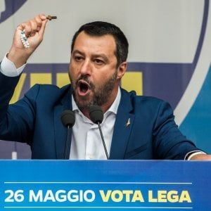 Il vescovo di Mazara: "Rosario? Salvini non può dirsi cristiano"