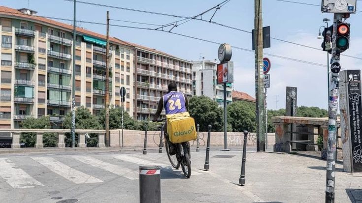Pm di Milano a Glovo: “Rider sfruttati e aumenti truccati, non pagato un terzo delle ore di lavoro”