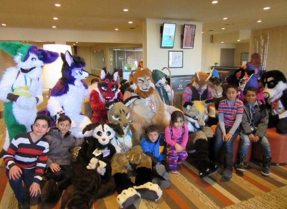 Canada, il "carnevale" dei bambini siriani: l'incontro coi cosplay è un festa