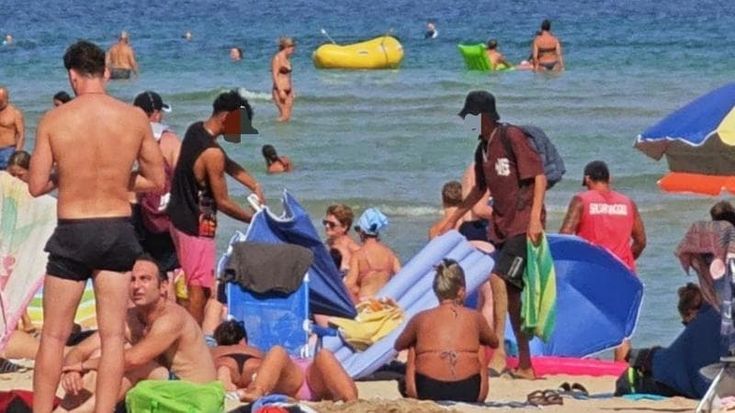 Furti in spiaggia, a Pane e pomodoro i bagnanti fanno i detective: “Nelle chat le foto dei ladri”