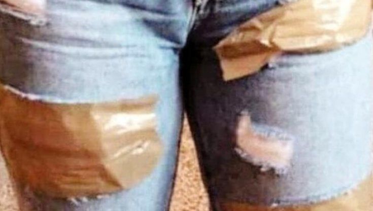 Cosenza, professoressa copre con lo scotch gli strappi dei jeans di una studentessa. Scoppia la polemica