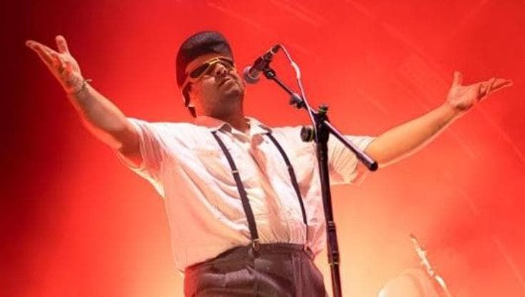 Tony Pitony accende il Fantasanremo: l'esibizione sulla nave al largo di Sanremo