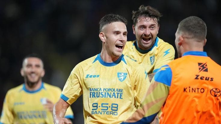 Raimondo fa tripletta, il Frosinone è uno spettacolo: 4-2 al Sassuolo