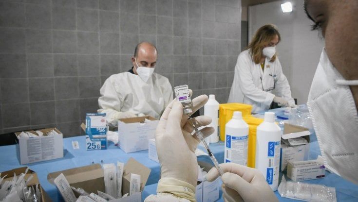 Vaccini anti-Covid, Figliuolo firma l'ordinanza: priorità agli ultraottantenni e ai fragili