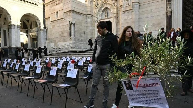 Rosa, Patrizia, Antonella e le altre vittime: ecco le 106 sedie vuote davanti al Duomo di Napoli