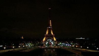 Parigi: la torre Eiffel si spegne per le vittime della strage in Sinai