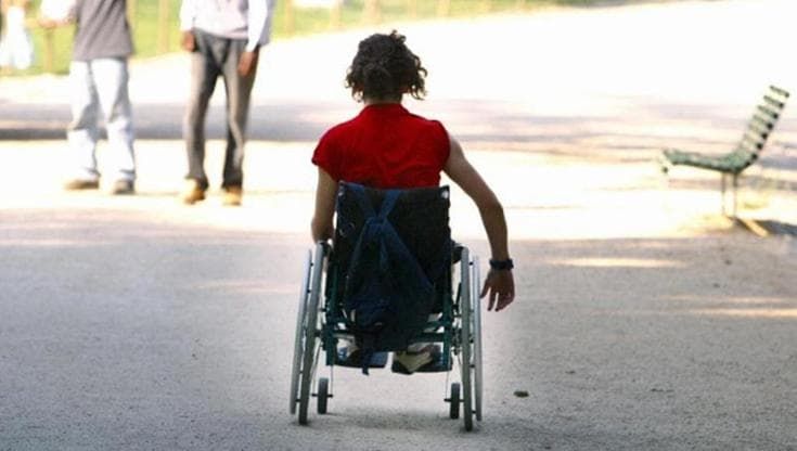 “Ho visto una disabile alzarsi dalla sedia a rotelle dopo visita all’Inps”, bufera dopo post virale