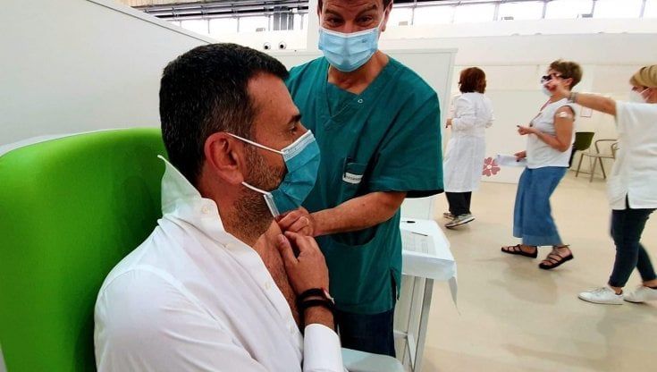 Antonio Decaro fa il vaccino anti Covid: "Un anno fa era una speranza, oggi è la certezza per rivedere la luce"