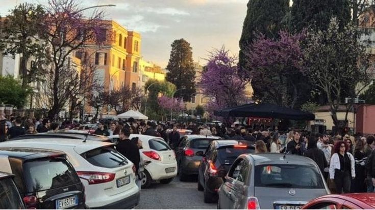 Abitanti contro la movida, sit-in in piazza Sempione: “Vogliamo regole chiare”