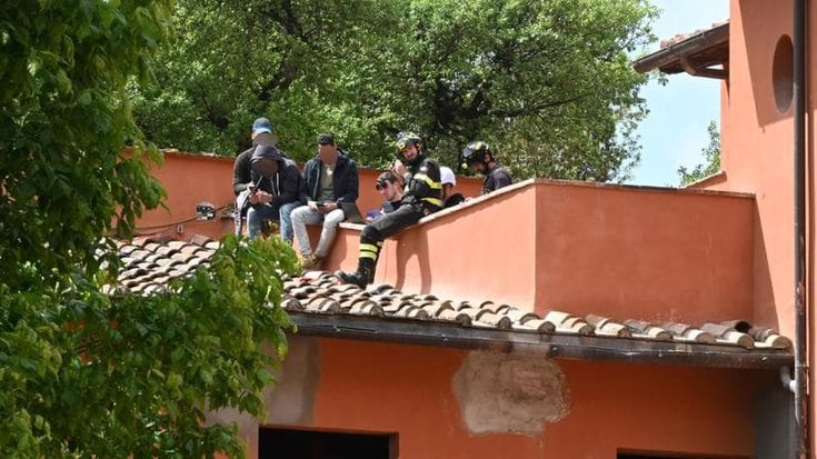 Sei operai senza stipendio salgono sul tetto del palazzo in ristrutturazione
