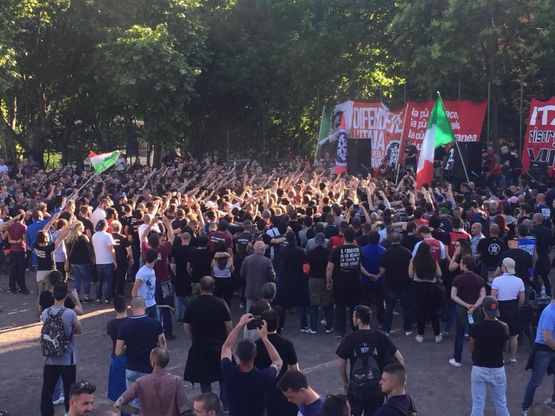 Roma, il saluto romano del pubblico al concerto fascio-rock al Colle Oppio