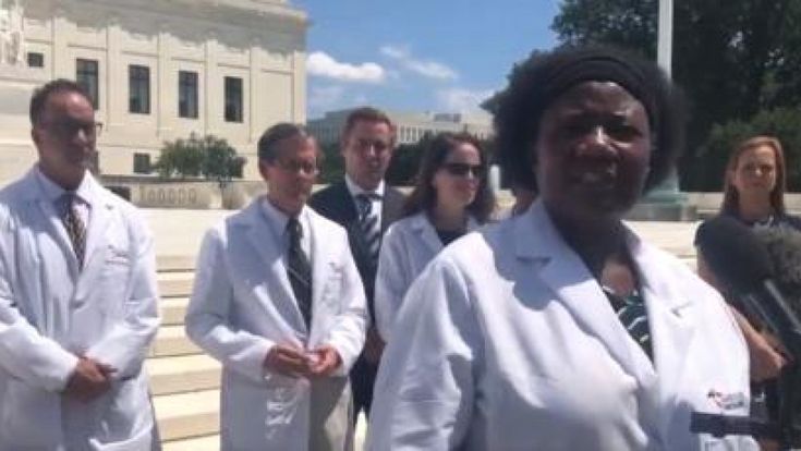 Alieni, demoni e rettiliani: le teorie sul virus di Stella Immanuel, il medico che Trump ha reso una star