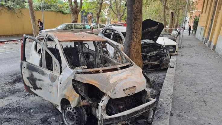 Albaro, piromani in azione: otto auto bruciate in tre distinti roghi