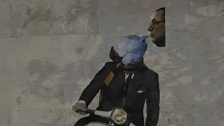 Roma, il fumo di Sarri cancella il murale di Mourinho. Ma l'adesivo viene strappato