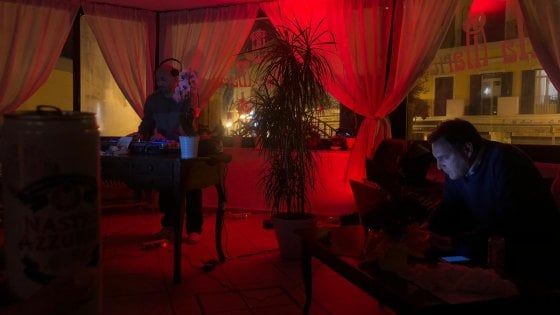 Ischia, la festa ai tempi del coronavirus: il deejay suona a distanza